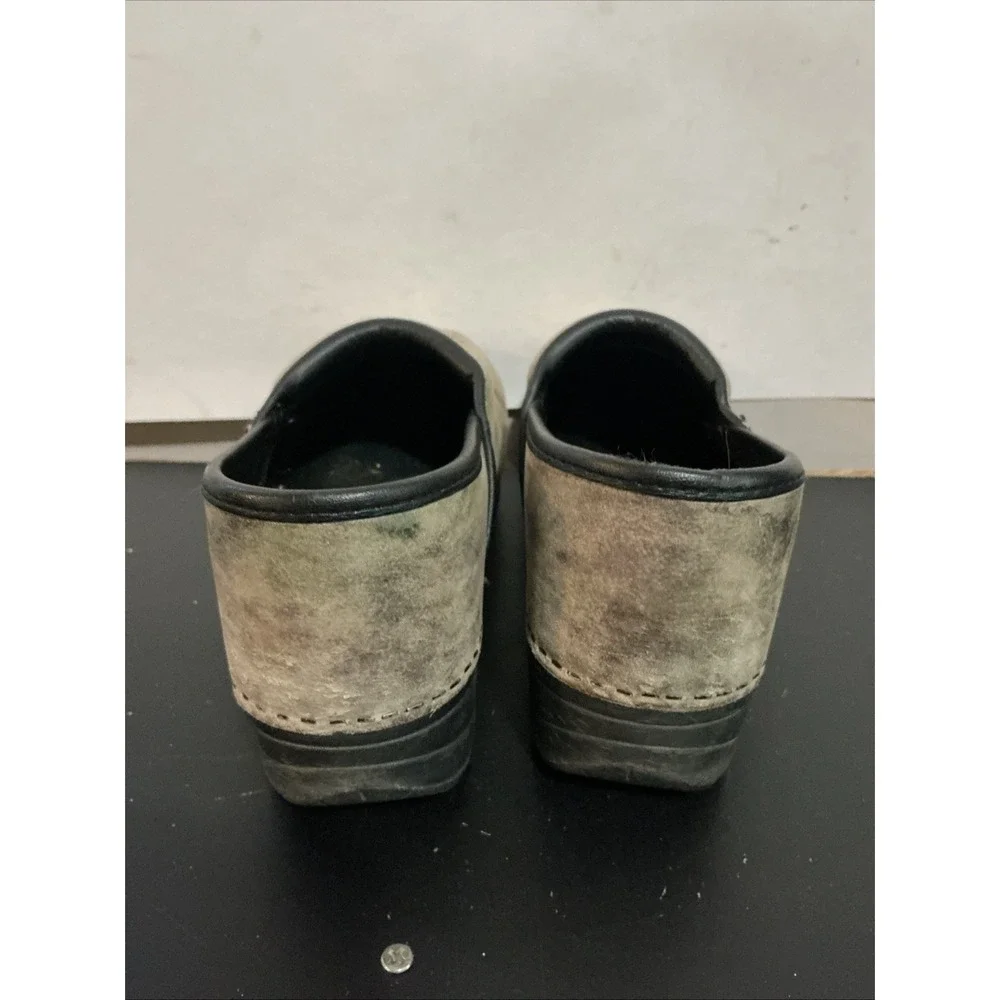 dansko xp 2.0 Gray Suede Clogs 38 Worn